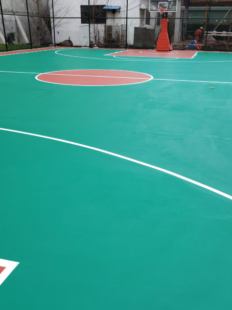 六合 球场长期使用易出现地面开裂